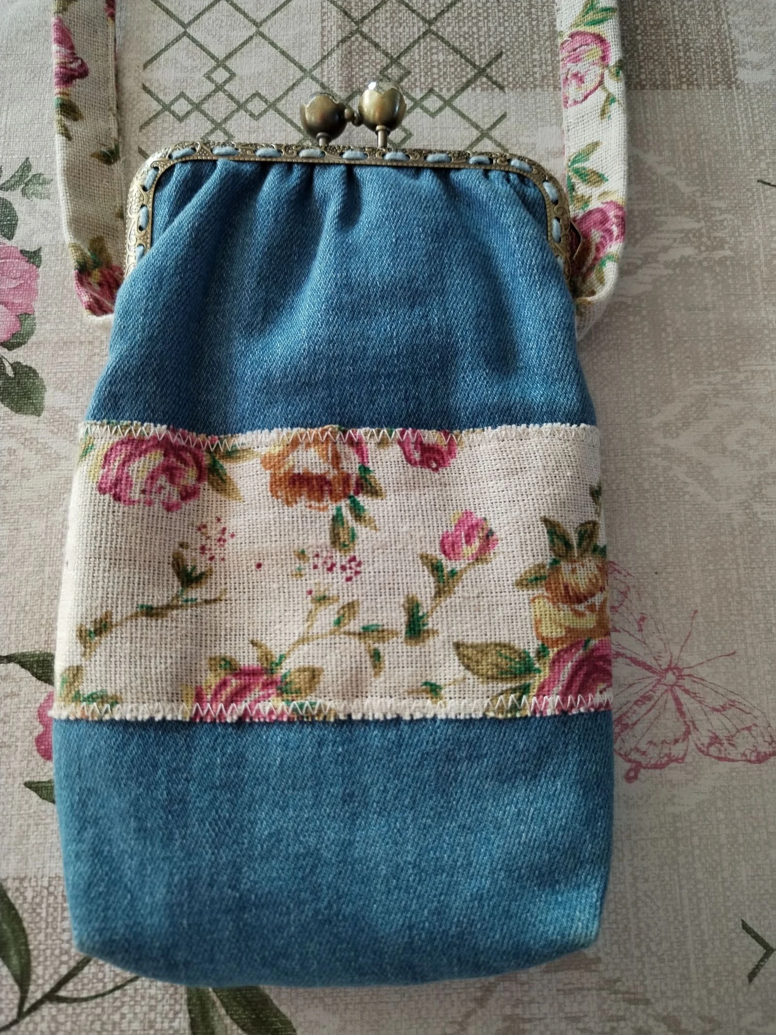 Jolie pochette artisanale fait main.